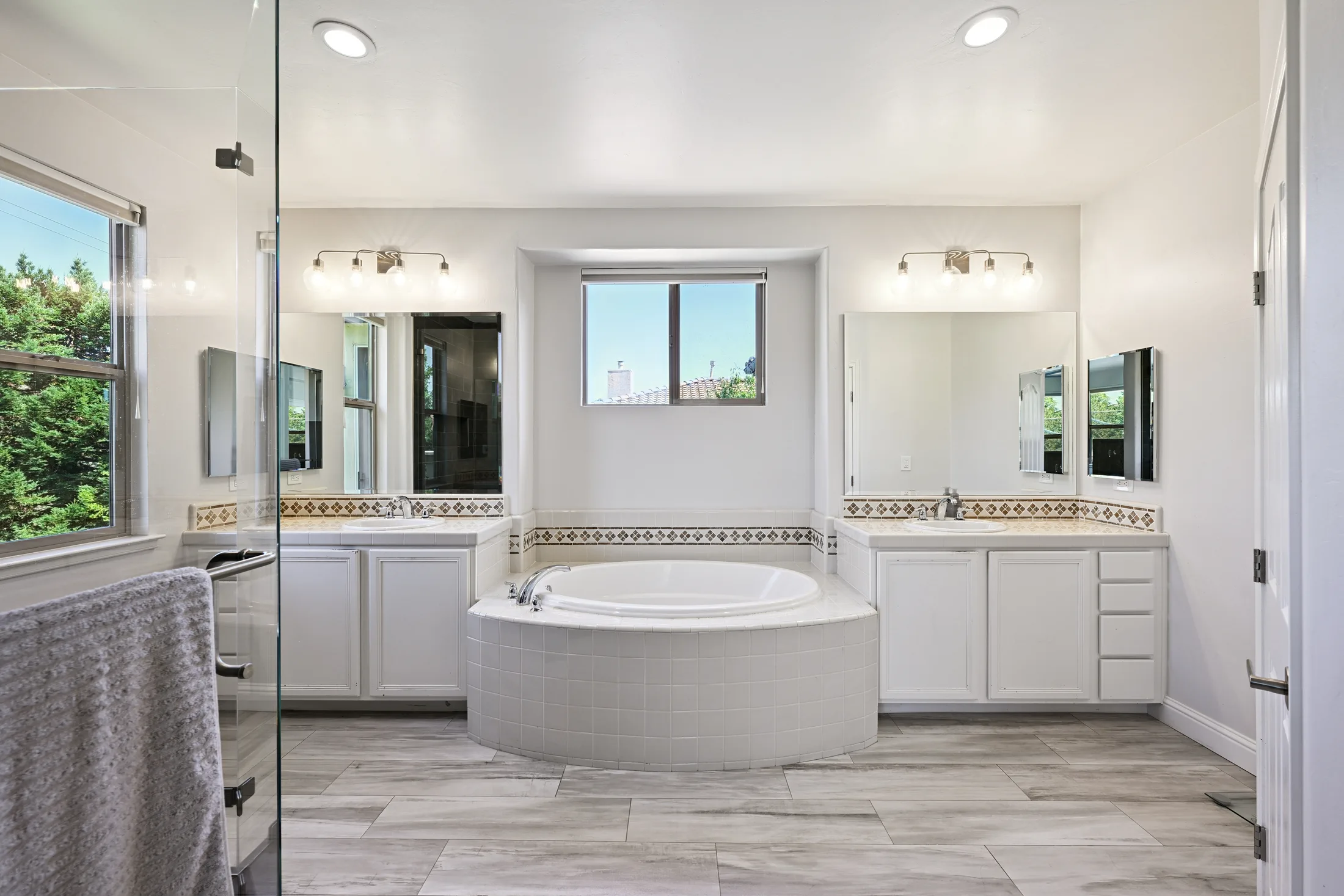 Katarina Lane · Primary bathroom